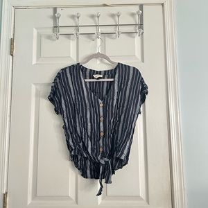 Universal Threads Woman’s navy blue striped short sleeve shirt size xs